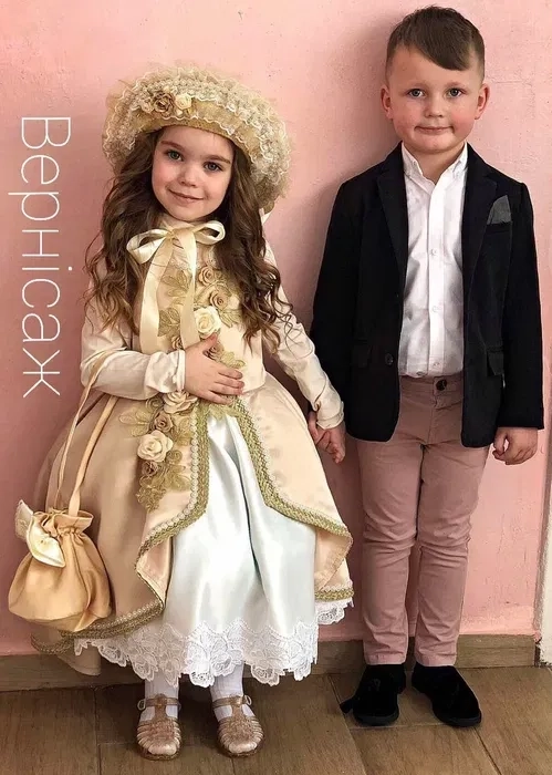 Дитячі карнавальні костюми; сукні до Причастя та випускні