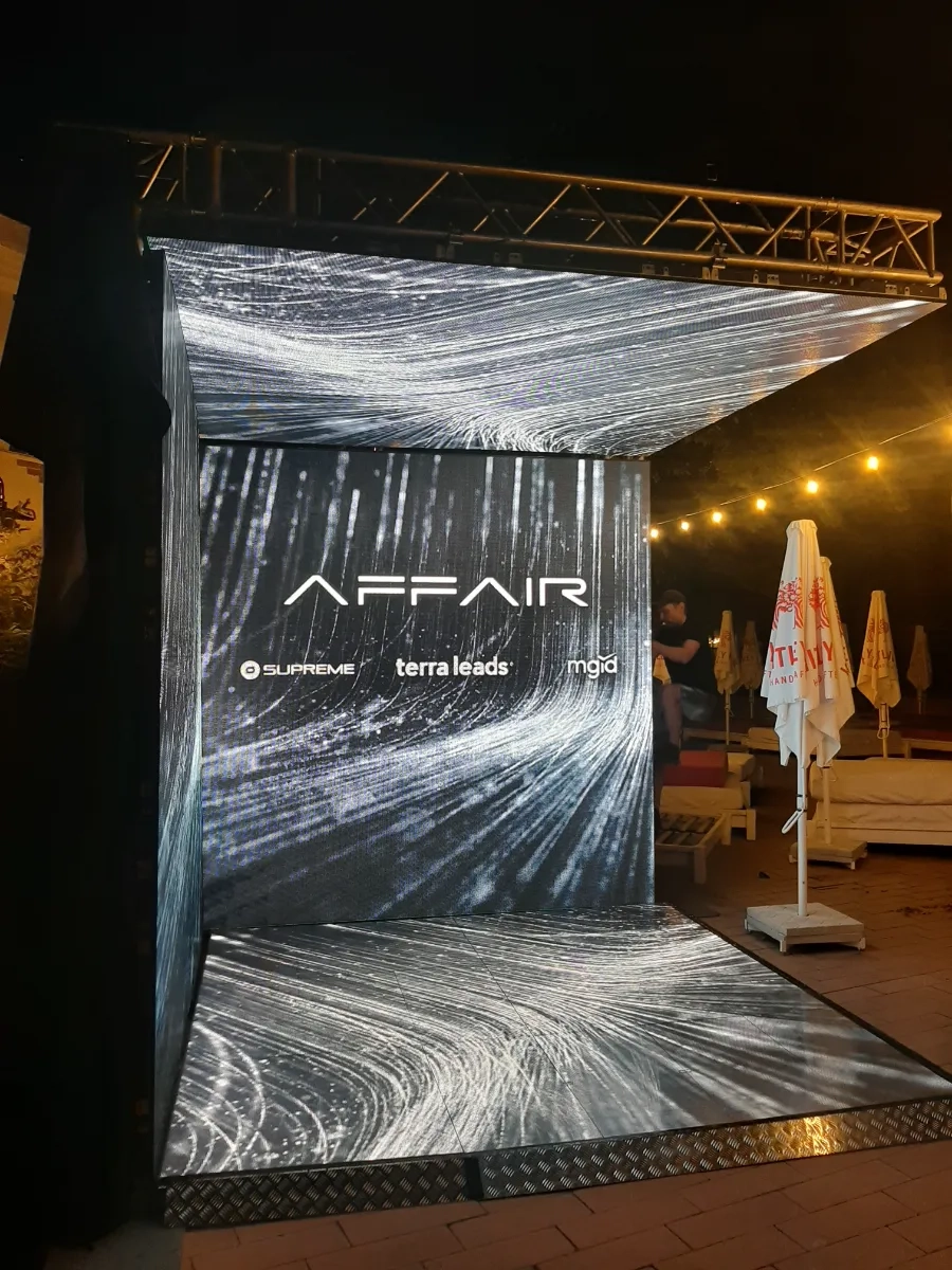 Кінетичні, гнучкі та підвісні LED-екрани для заходів