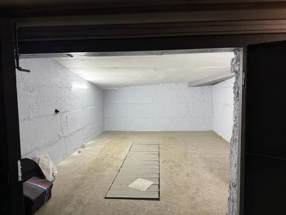 Гаражний бокс на першому поверсі