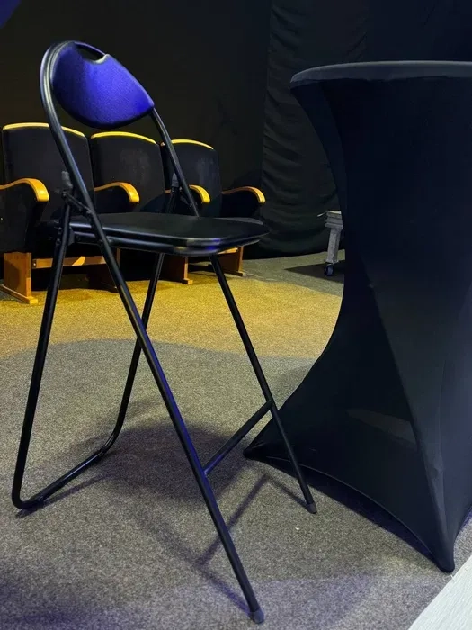 Стілець барний складаний чорного кольору.