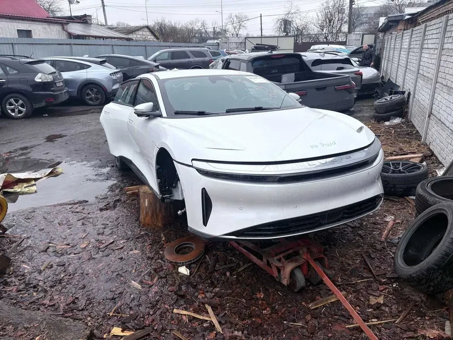Lucid Air: розбирання, запчастини, двері, крило, важіль, батарея, мотор, бампер.