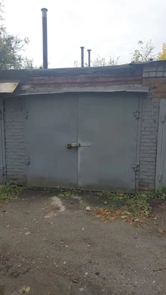Цегляний гараж у хорошому стані, зручне розташування