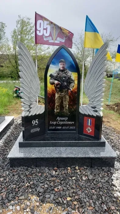 Якісне виготовлення та встановлення пам'ятникиків.