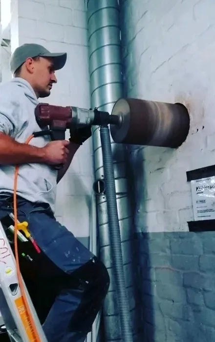 Алмазне свердління отворів. Алмазне буріння. Різання отвору.