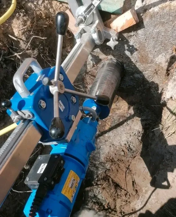 Алмазне свердління отворів. Алмазне буріння. Різання отвору.