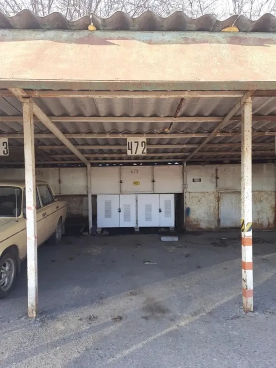 Зручне паркомісце на охоронюваній критій автостоянці