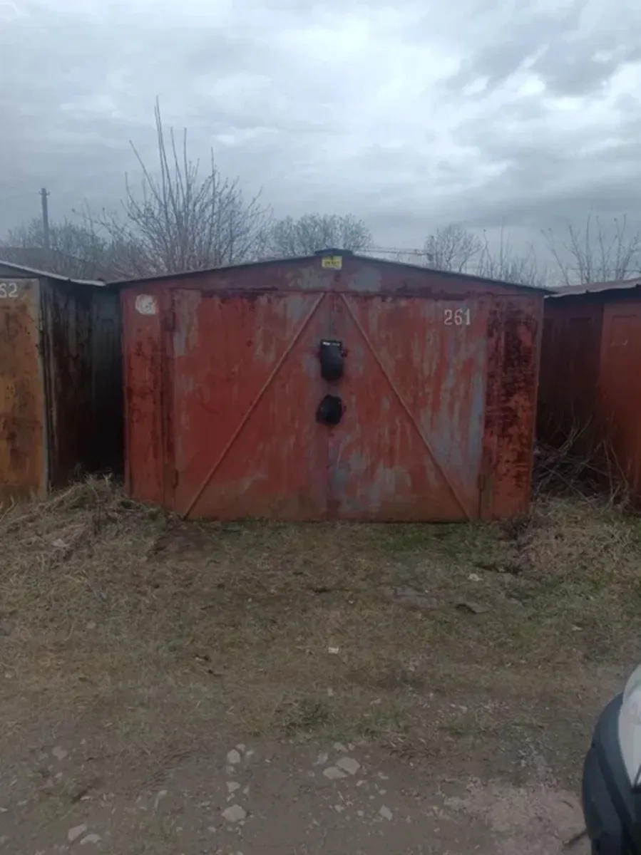 Просторий металевий гараж: зручний заїзд