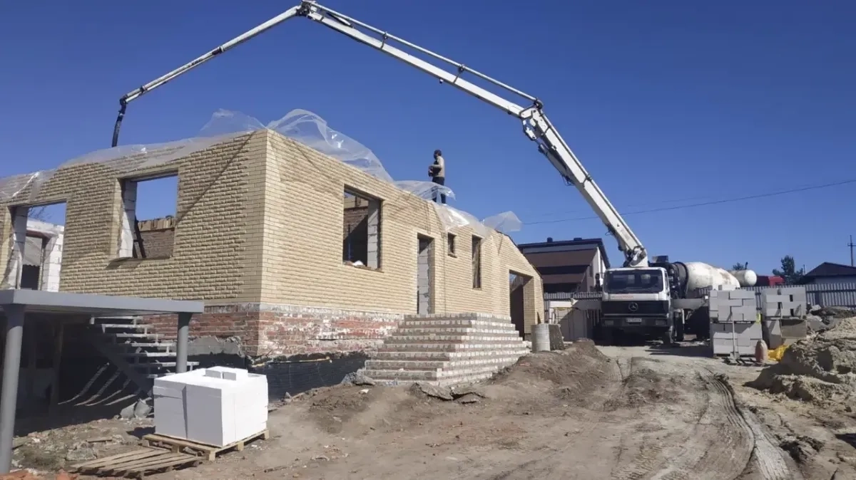 Послуги автобетононасосу по Харкову та області.