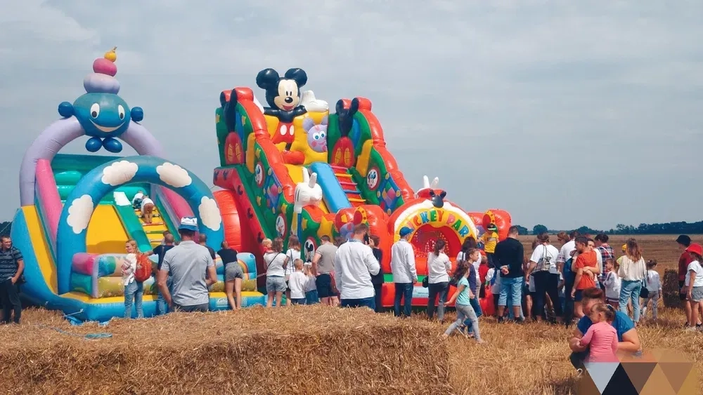 Надувна гірка горка батут на свято день народження атракціони тир вата