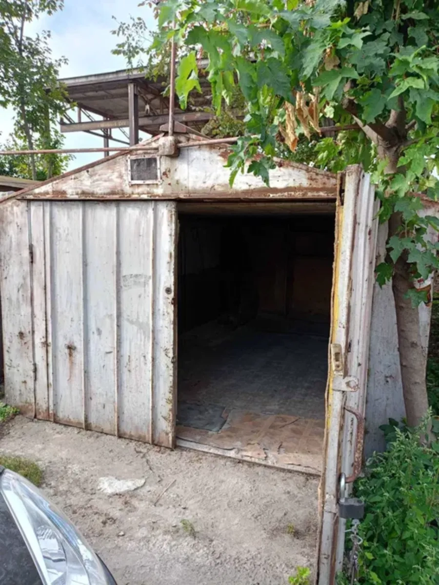 Просторий металевий гараж для авто