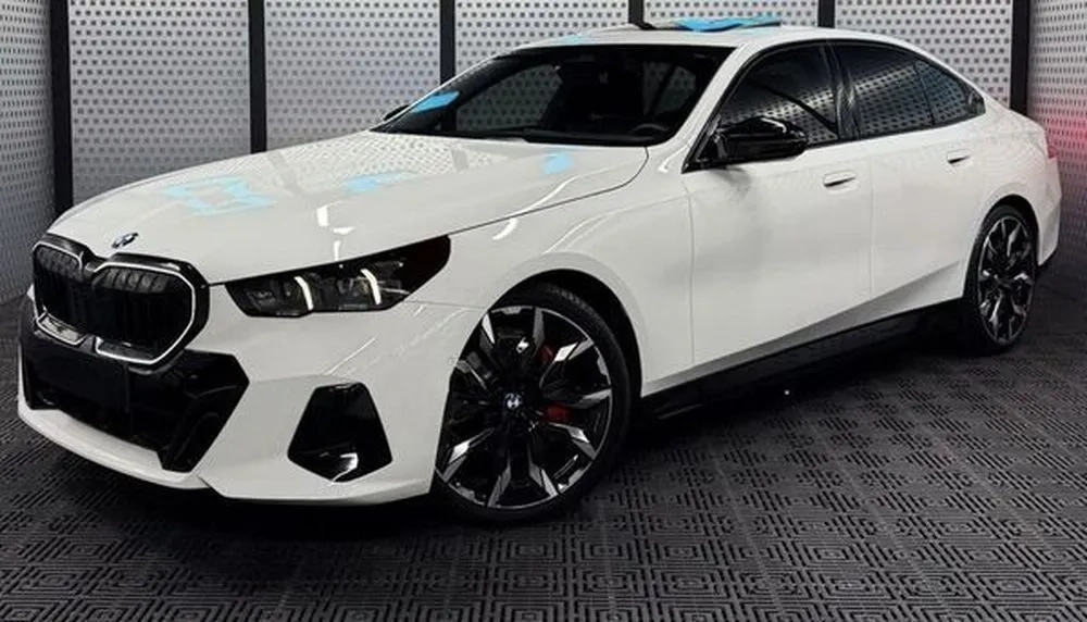 424 BMW 5 G60 белая без водителя с водителем