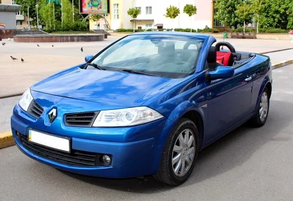 227 Кабріолета для фотосесії зйомки Renault Megane синій