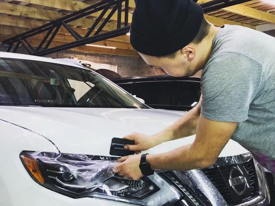 Поклейка антигравійної плівки на автопо