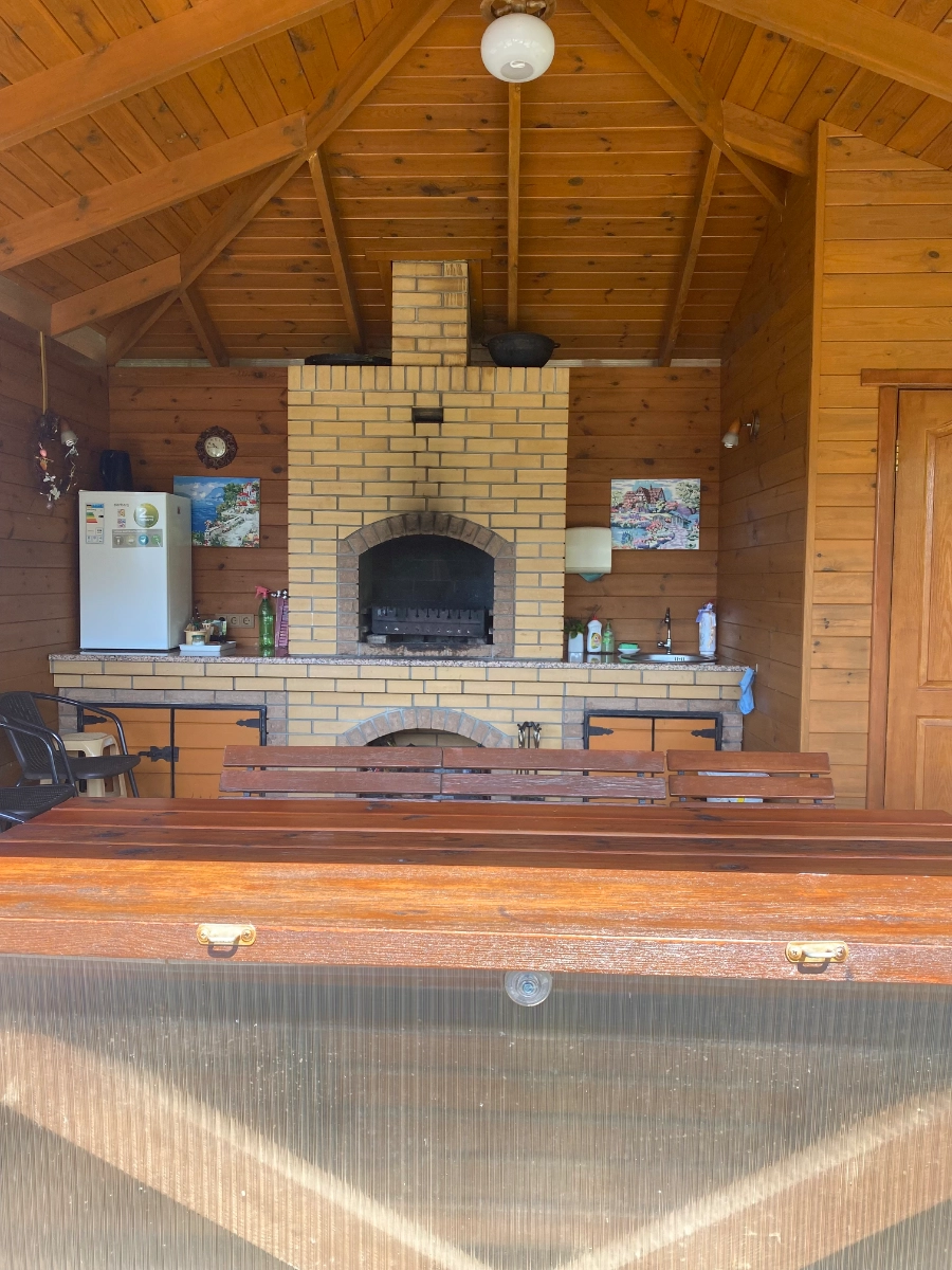 Тепла альтанка з басейном в теплий період року