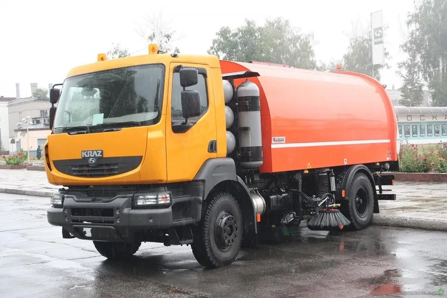 Прибирання територій вакуумно-підмітально-миюча машина