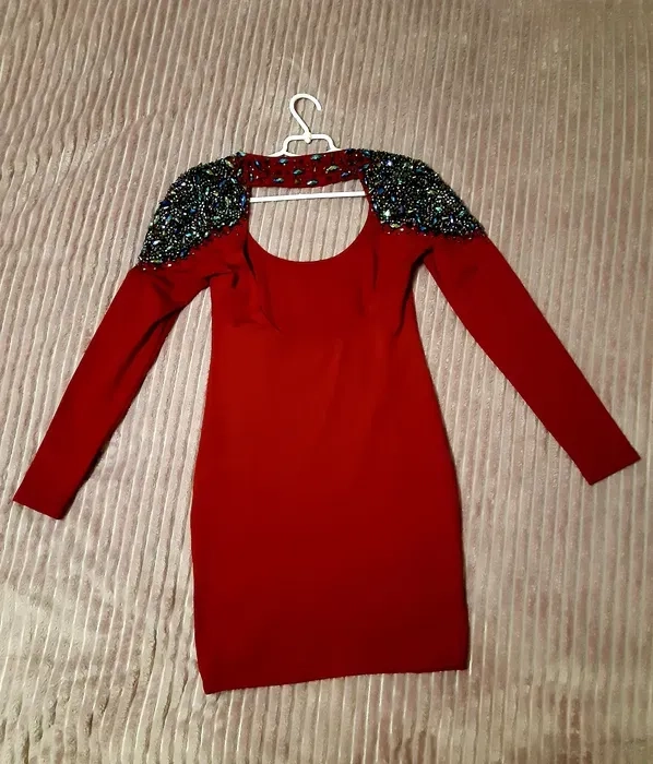 Шикарное вечернее платье с открытой спинкой