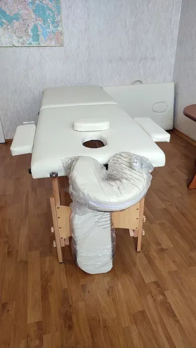 Масажний стіл - світло - біжовий або фіолетовий.