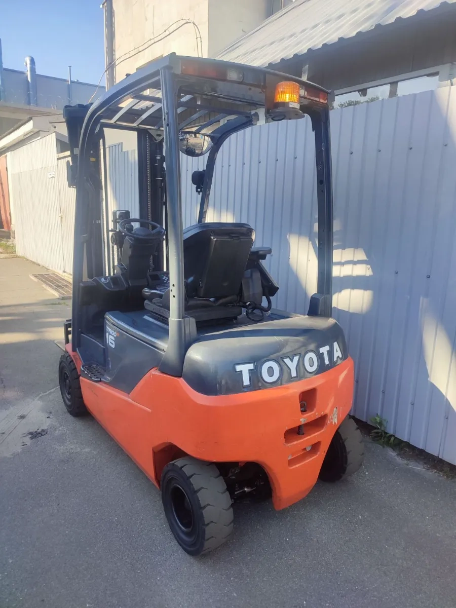 Навантажувач TOYOTA 8FBM16T