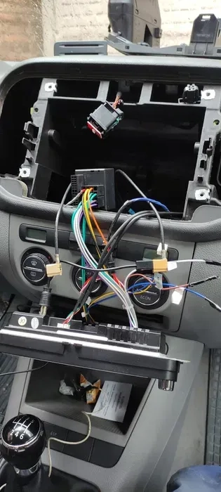 Монтаж магнітол та аудіо систем в авто