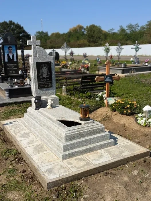 Ремонт старих пам'ятників. Залиття Обмосток. Вирівнювання пам'ятників