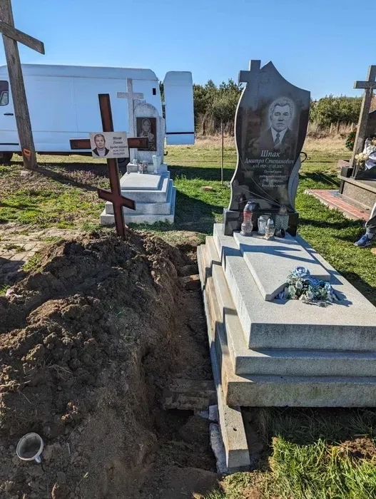 Ремонт старих пам'ятників. Залиття Обмосток. Вирівнювання пам'ятників