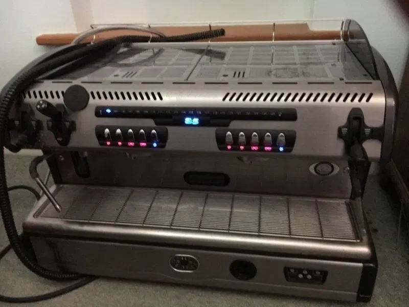 Кавове обладнання, кавомашина, кавоварка для кав'ярні, в офіс