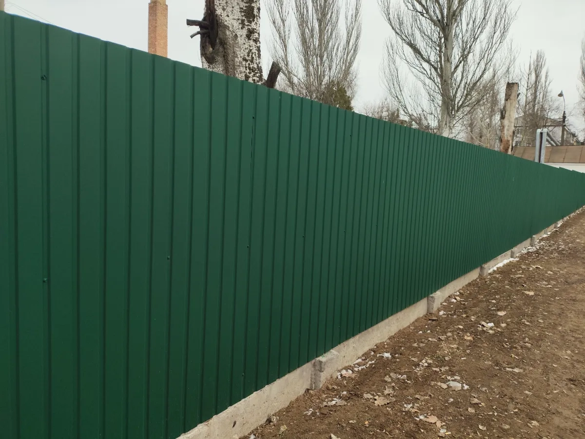 Изготовление и установка металлических заборов и ограждений.