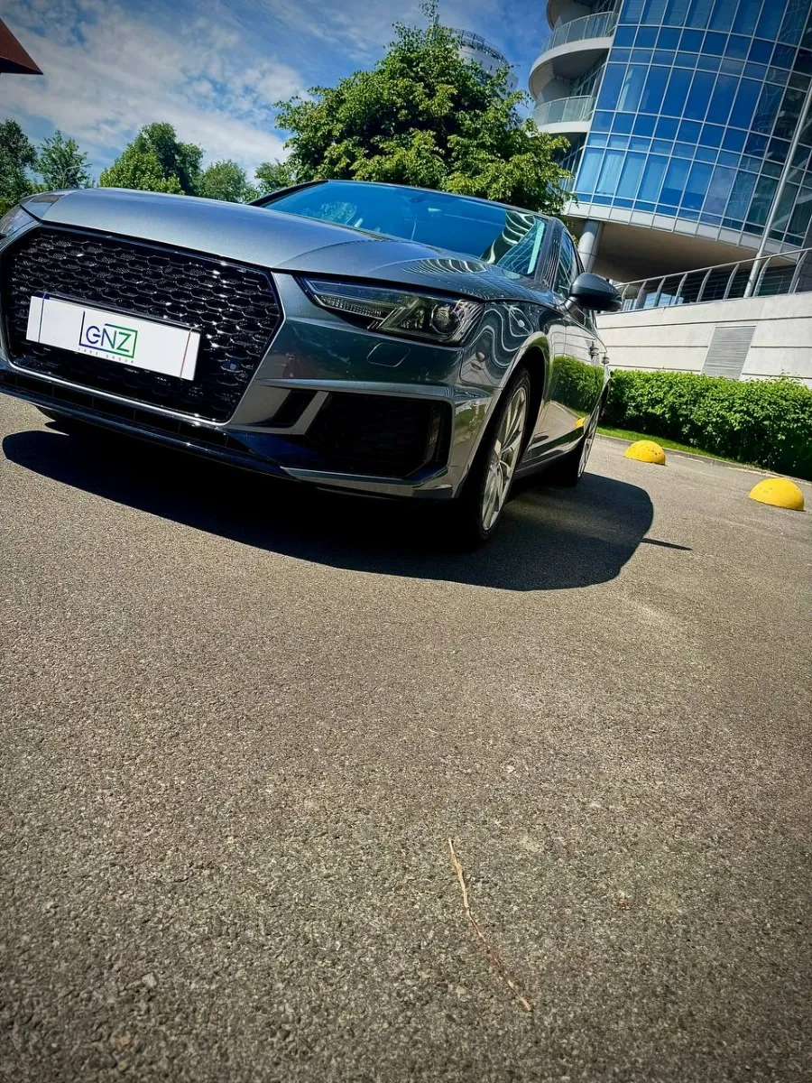 Audi A4 без водія