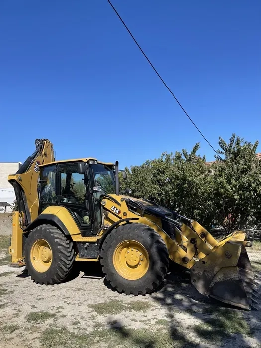 Екскаватор навантажувач.