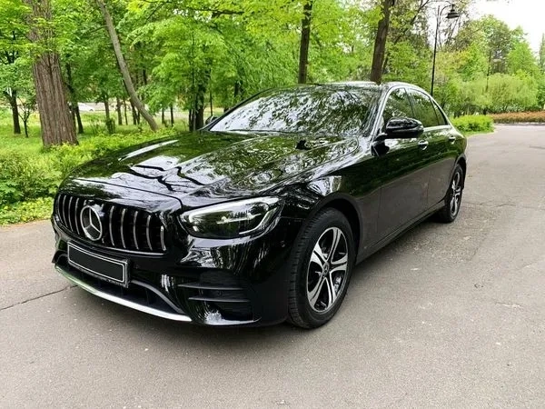 053 Mercedes Benz W213 E200D без водія з водієм