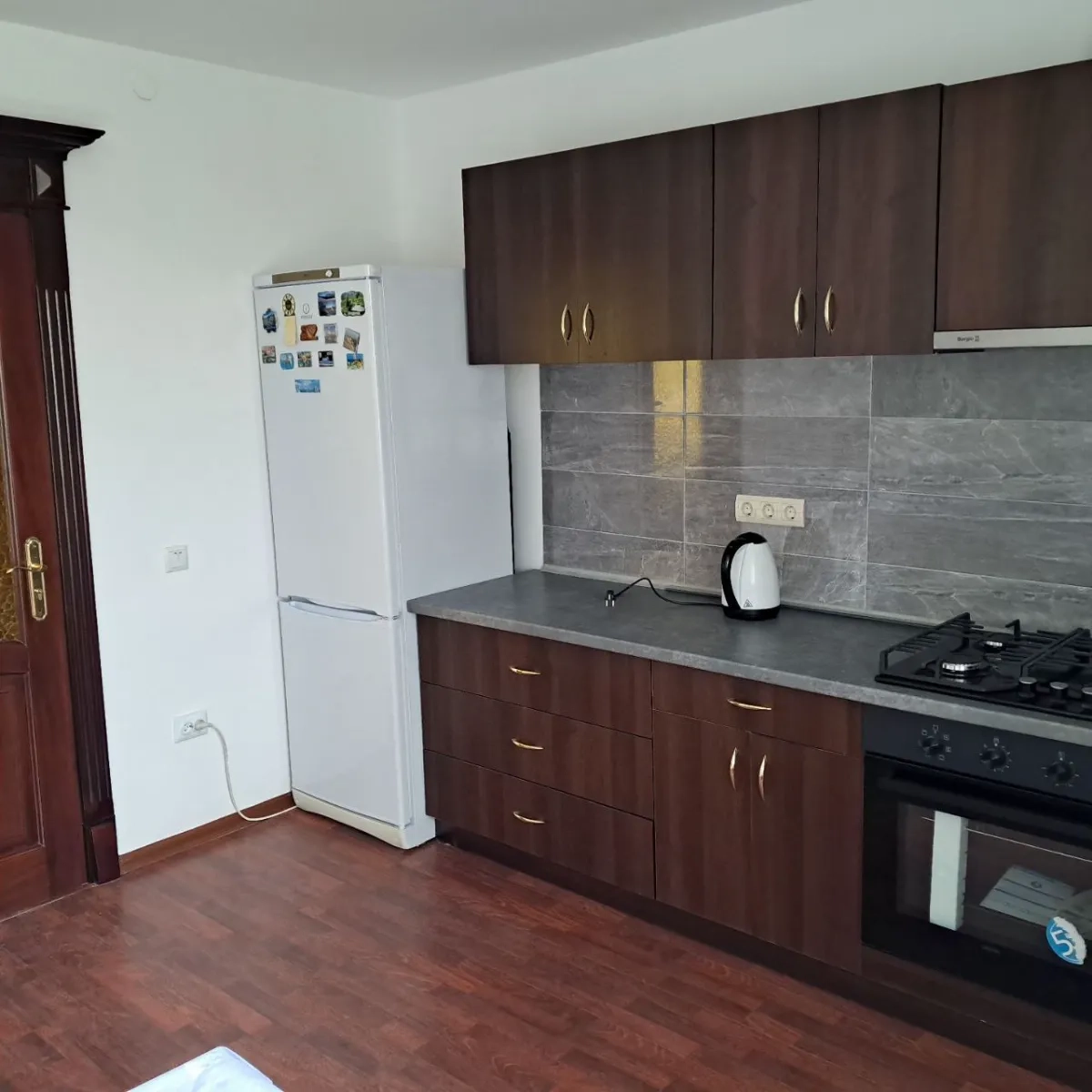 Половина будинку с.Зимна Вода навпроти трьох слонів біля кільцевої дороги