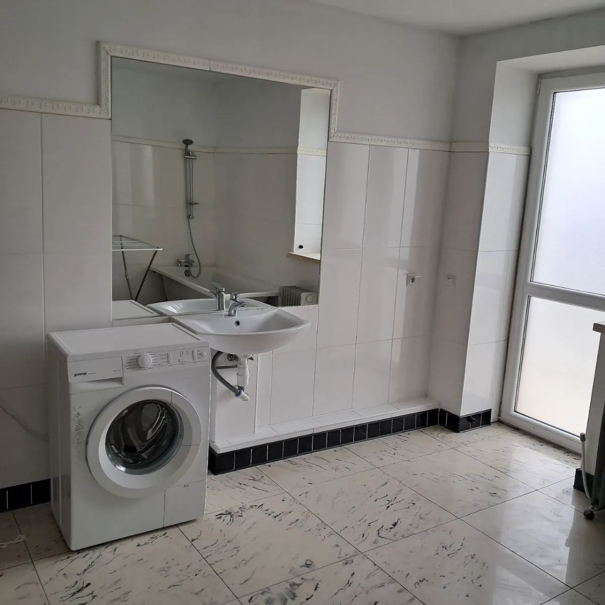 Половина будинку с.Зимна Вода навпроти трьох слонів біля кільцевої дороги