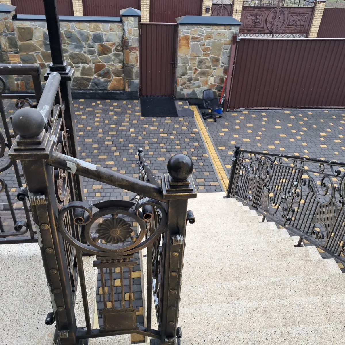 Половина будинку с.Зимна Вода навпроти трьох слонів біля кільцевої дороги