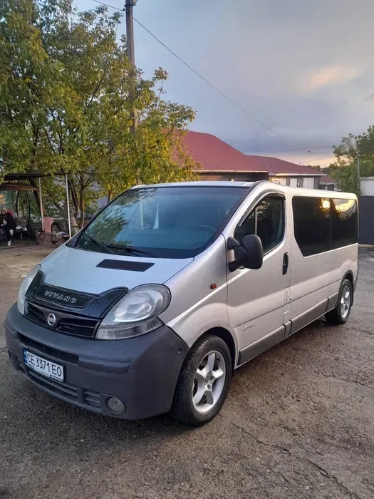 Бус Nissan сірого кольору