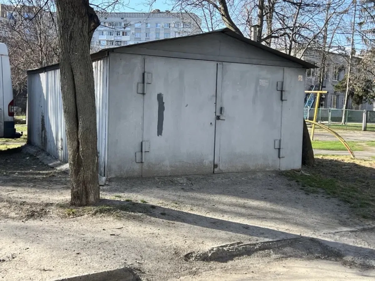 Сухий гараж в районі Макдональдса