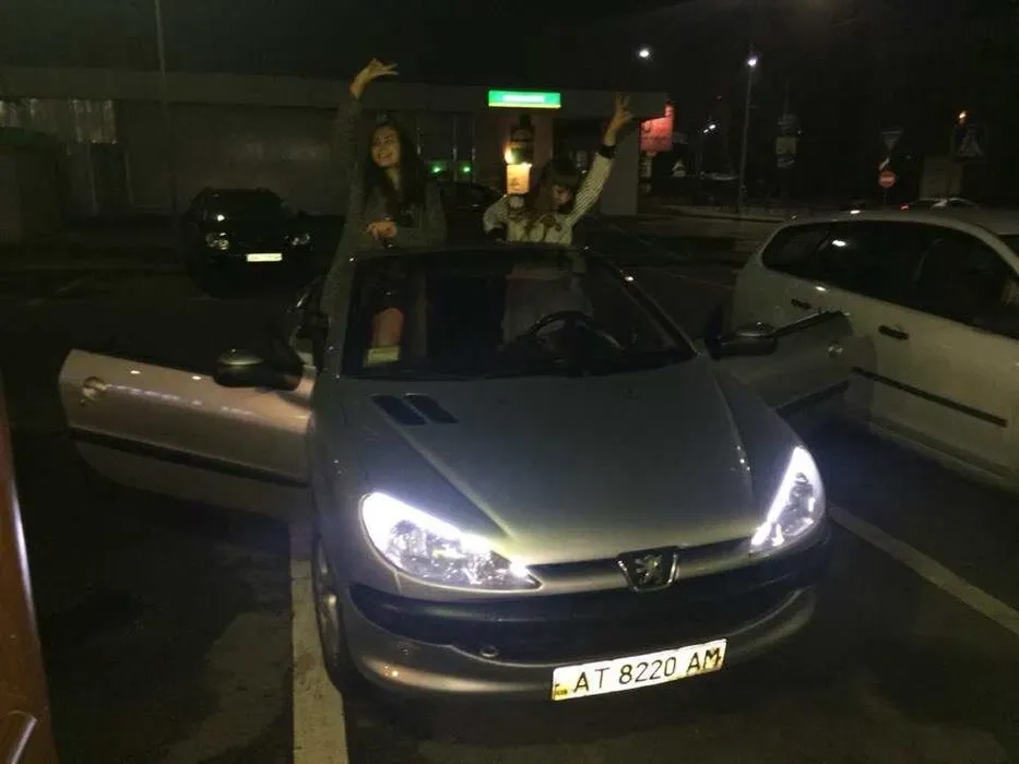 Кабріолет Peugeot 206 CC Авто подається тільки з водієм
