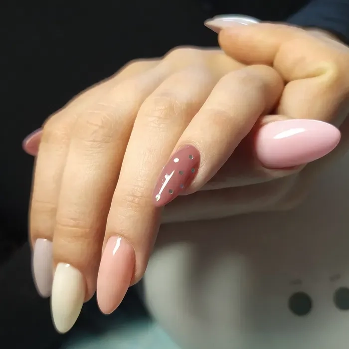 Наращивание ногтей,маникюр,педикюр.Бровки.Выезд на дом.