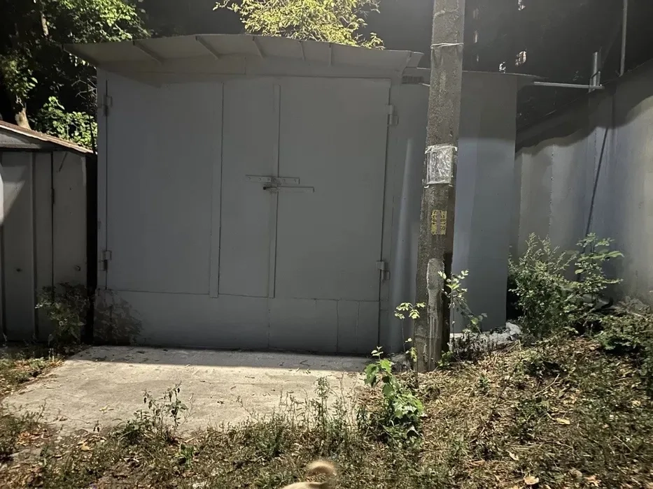 Металевий гараж, зручний заїзд