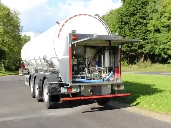 Автоцистерна - молоковоз для харчових речовин.