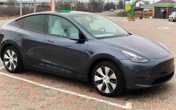 242 Авто на весілля Tesla Model Y сіра кросовер з водієм