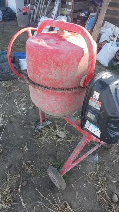 Бетонозмішувач (бетономешалка).