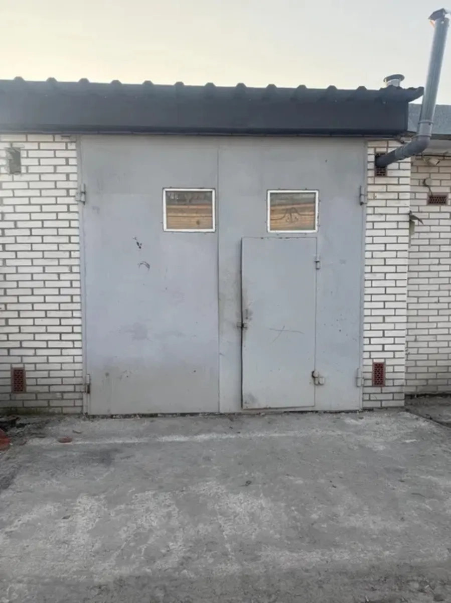 Просторий гараж для буса та авто