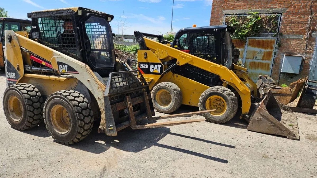 Бобкат і мініекскаватор з різними навісними — Васильків