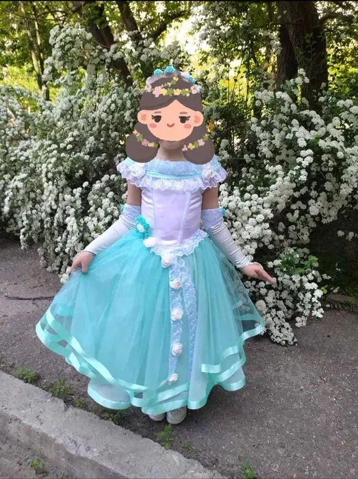 Сукні та костюми для різних свят.