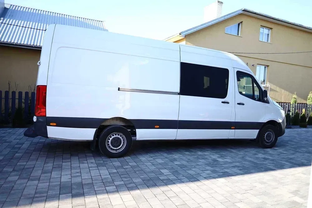 Бус із водієм.