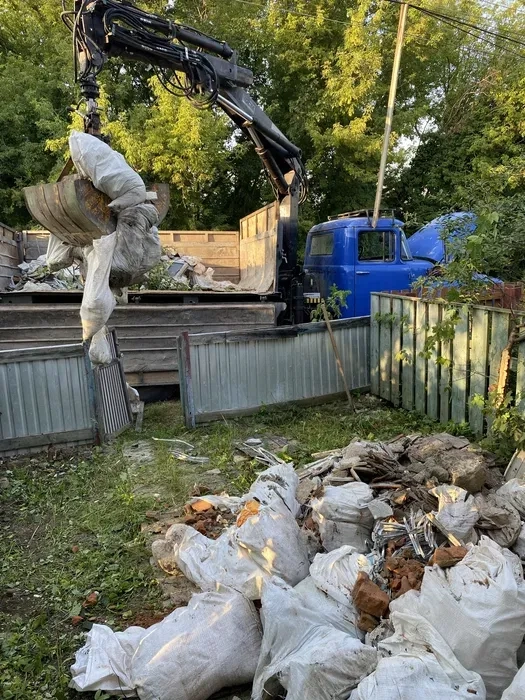 Доставка: пісок, щебінь, відсів, бут, вивіз буд сміття. Дрова рубані.