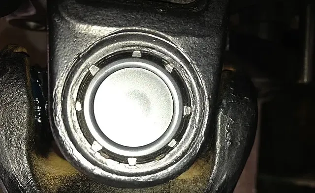 Заміна «незамінюваних хрестовин» карданного валу кернением (завальцюванням)