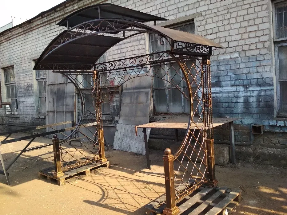 Зварювальні роботи, виготовлення металоконструкцій та кованих виробів.