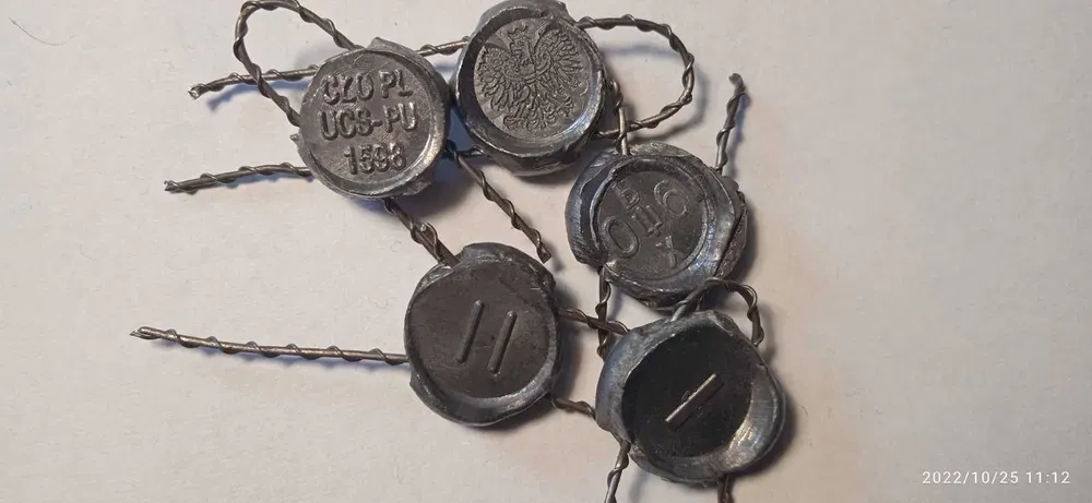 Гравірування змінних плашок для пломбіраторів, а також латунних печаток.