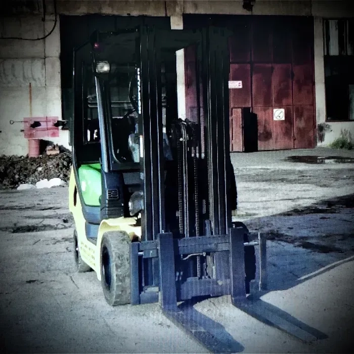 Навантажувач вилковий з водієм